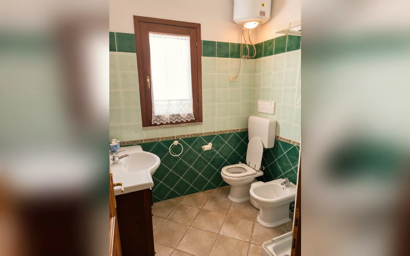Il bagno con lavabo, sanitari e finestra