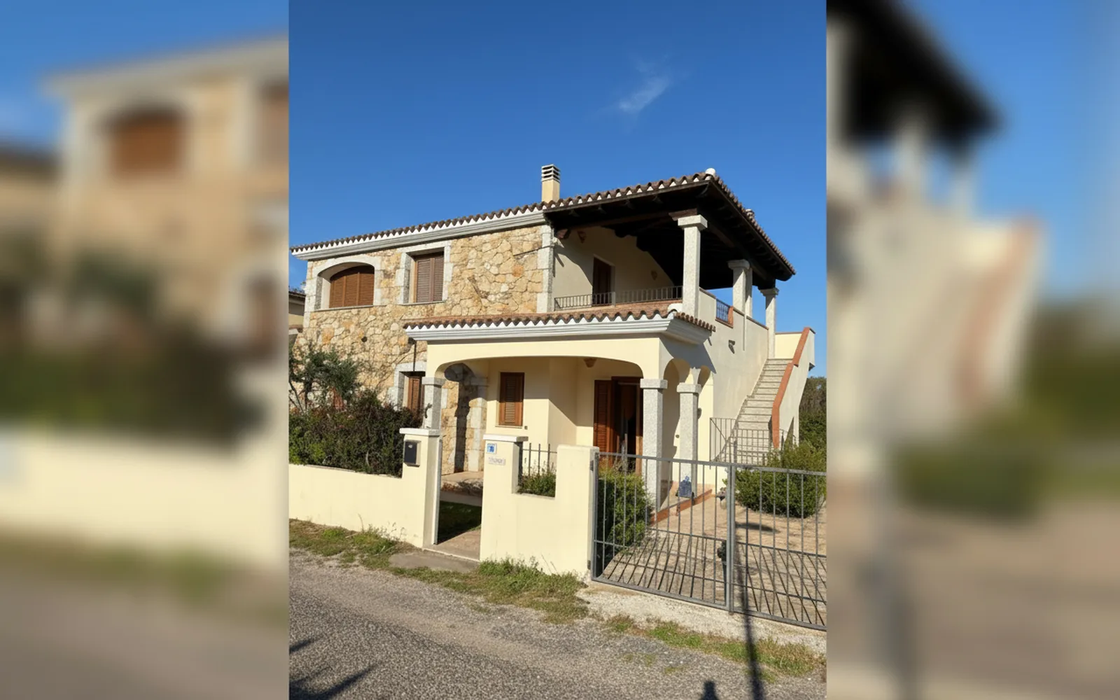 La facciata della villetta caposchiera a Posada