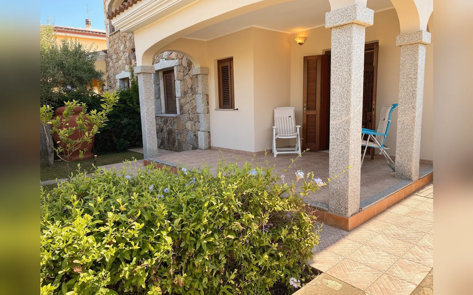 La veranda e il giardino riservato della villetta