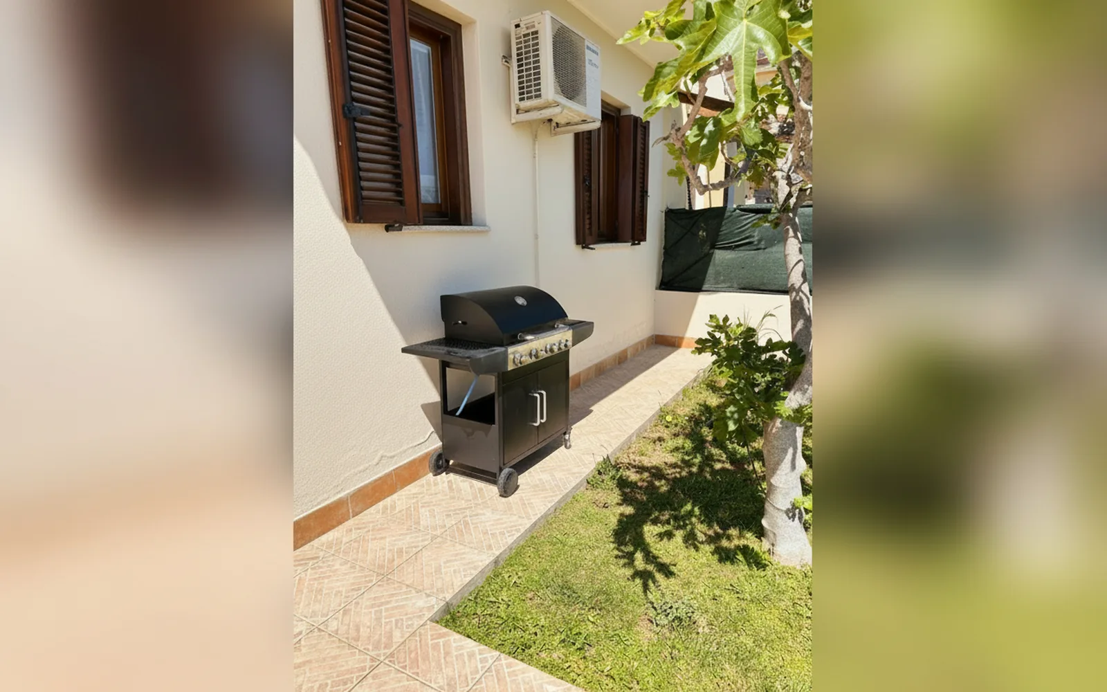 Il barbecue a gas in giardino