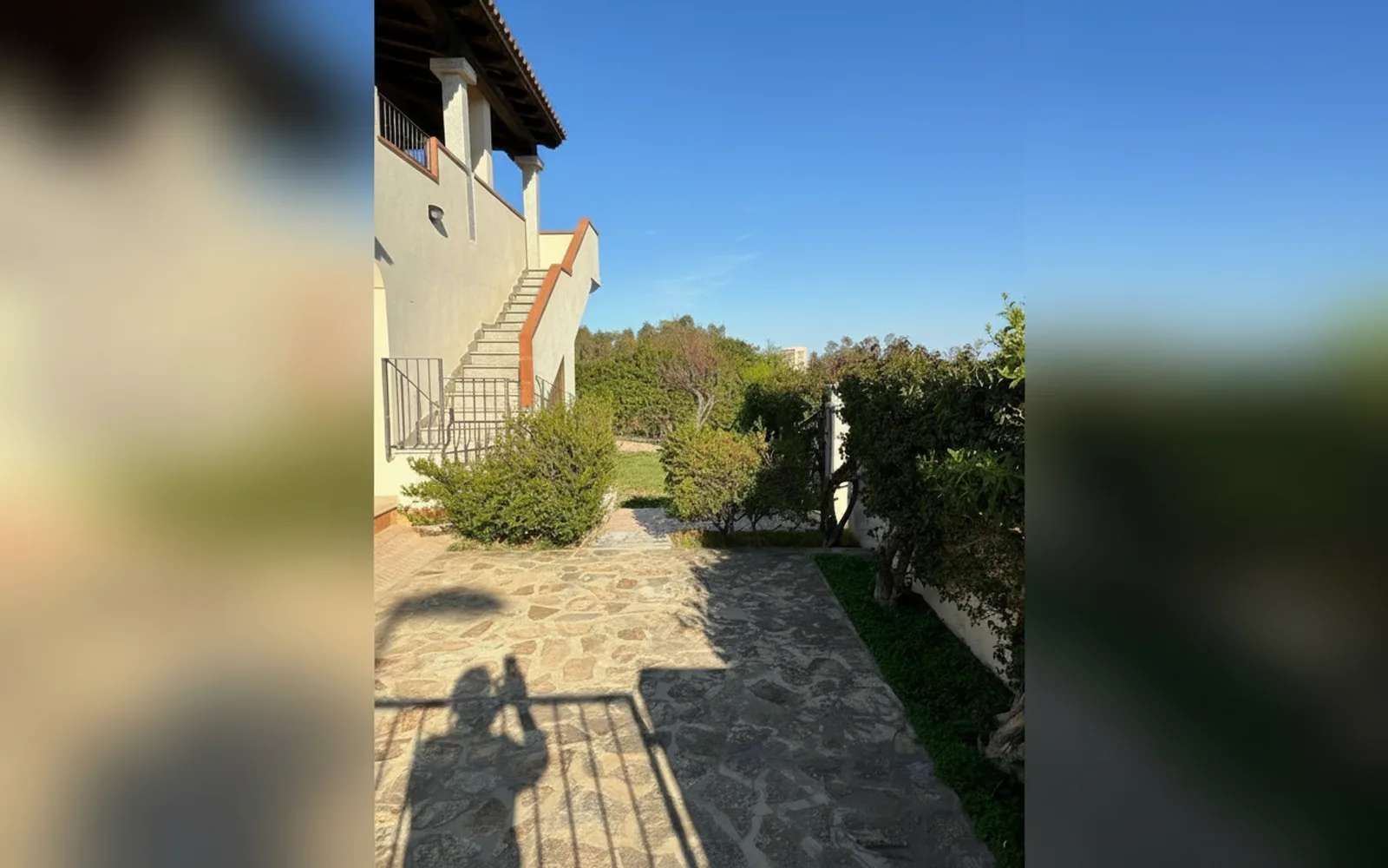 Il vialetto laterale e il giardino della villetta