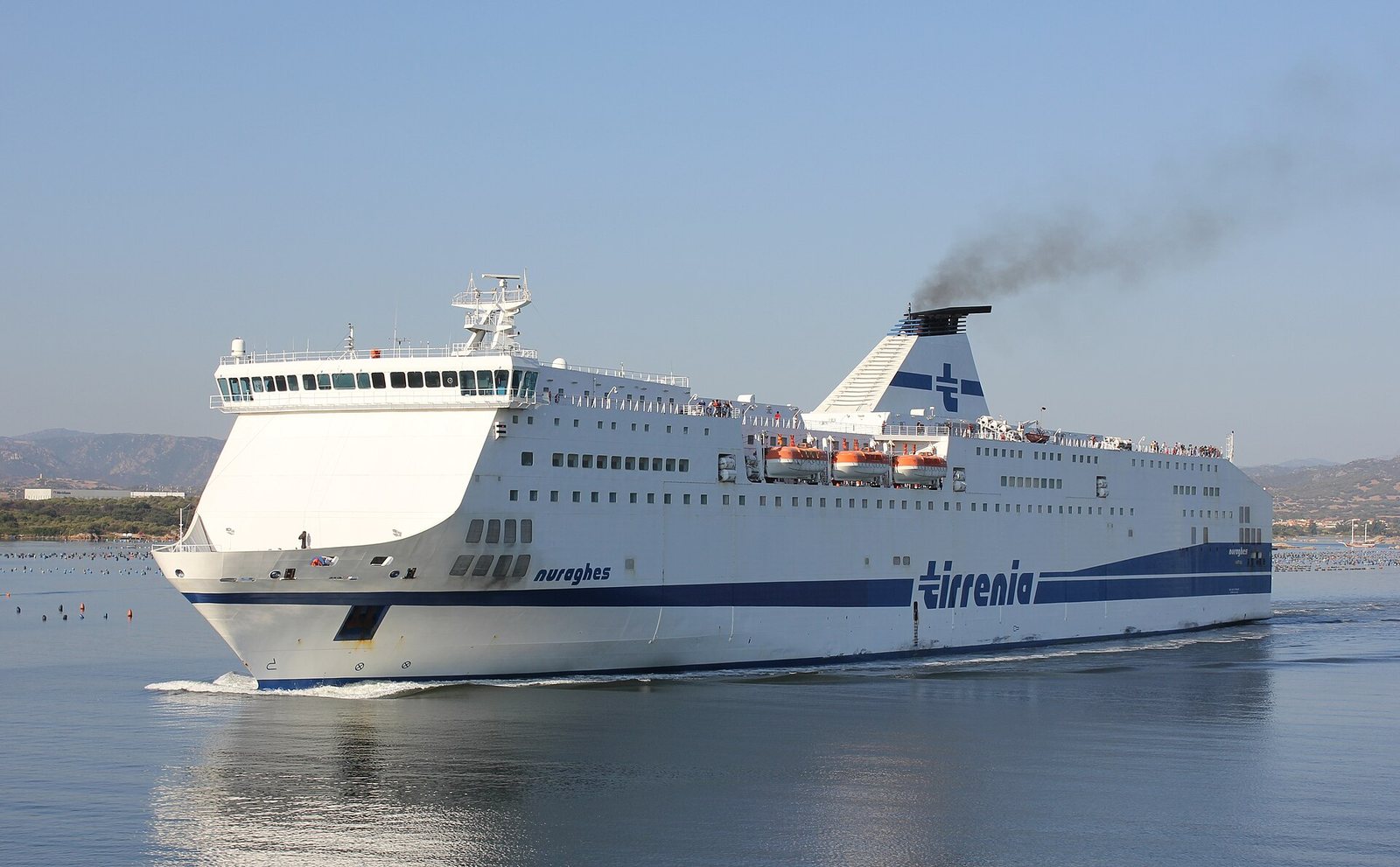 Un traghetto passeggeri in partenza dal porto di Olbia