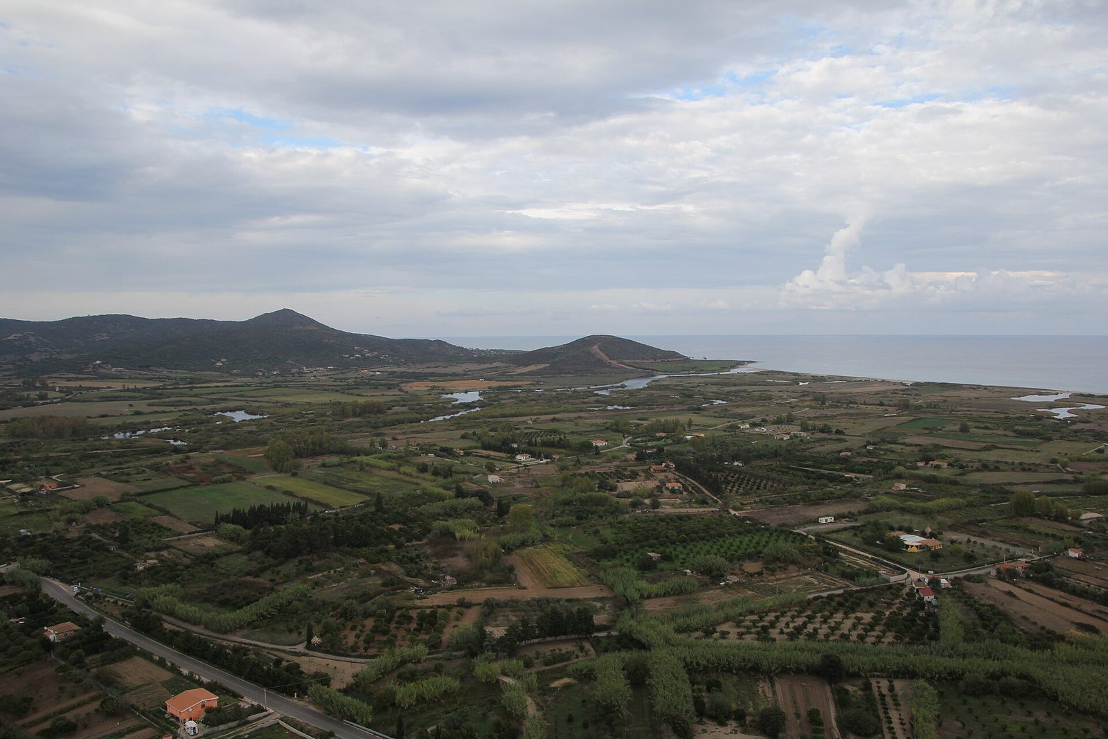 La valle del rio Posada vista dall'alto, fino alla costa