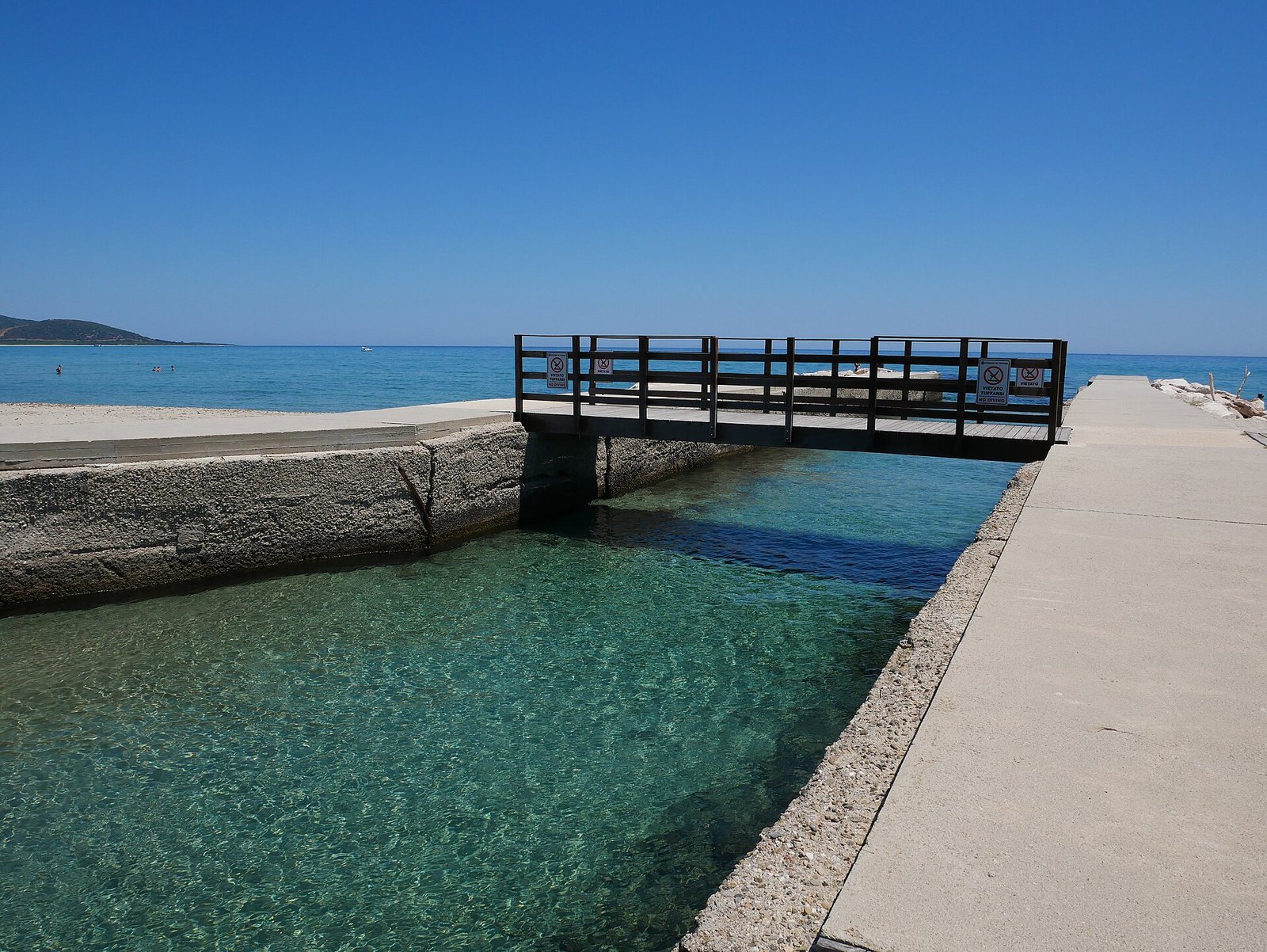 La passerella sulla foce del rio Santa Caterina, tra le spiagge di Posada