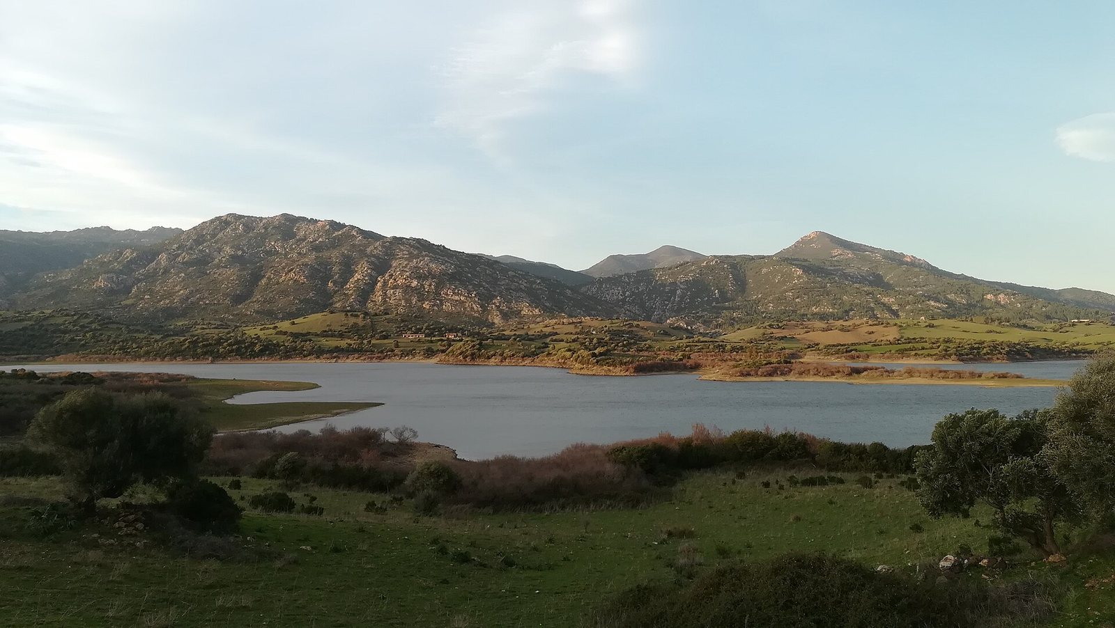 Il lago di Torpe, nel Parco di Tepilora, circondato dalle montagne