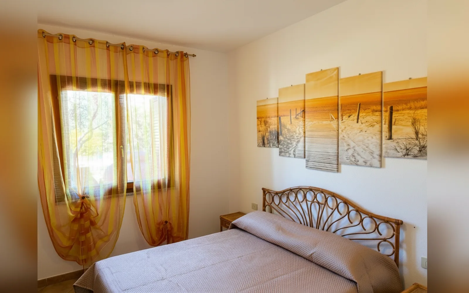 La camera matrimoniale principale di Villetta Kalòs, con letto matrimoniale large