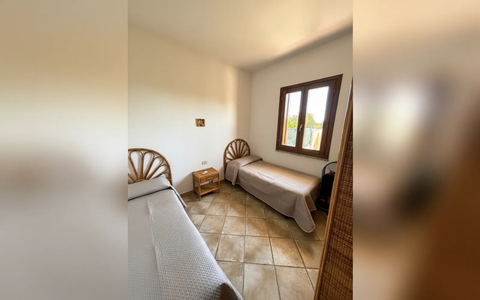 La camera doppia con due letti singoli e le testiere a ventaglio